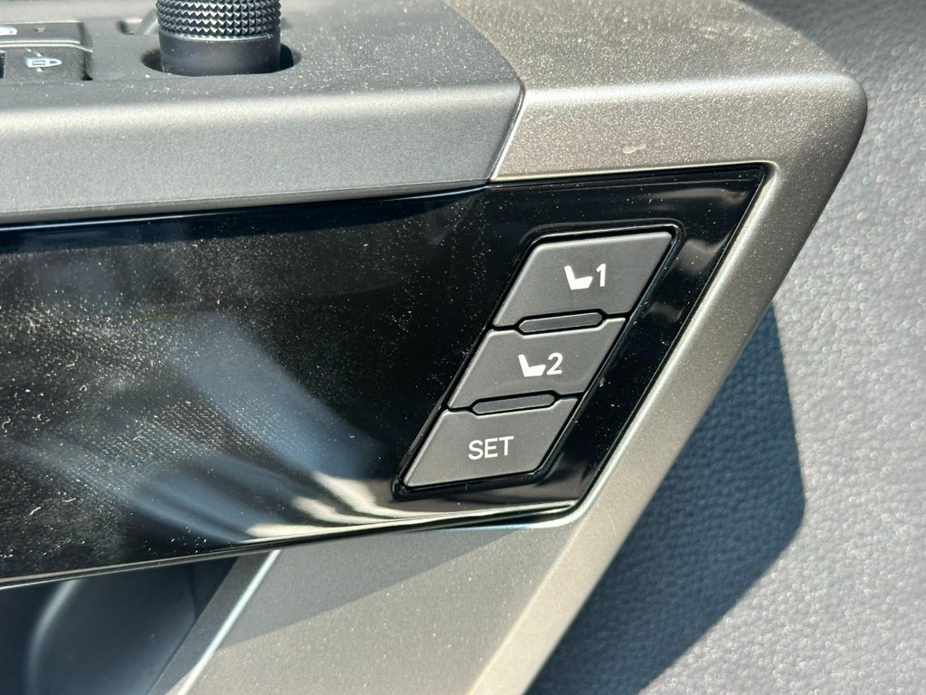Toyota Tundra 4WD Vehicle Full-screen Gallery Image 18