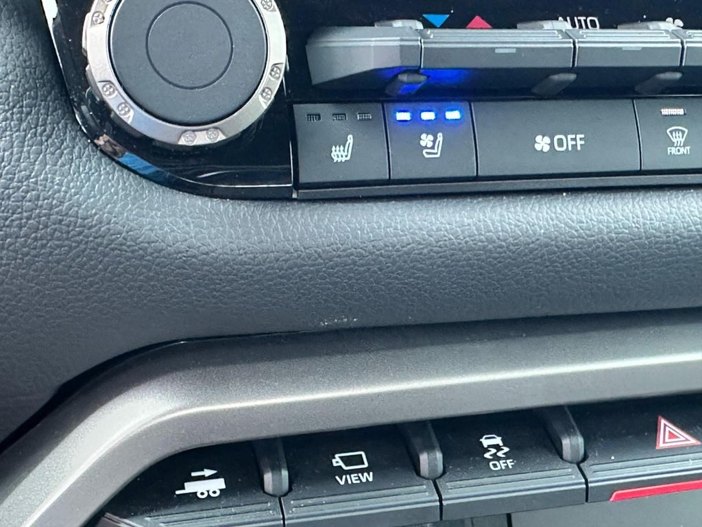Toyota Tundra 4WD Vehicle Full-screen Gallery Image 23