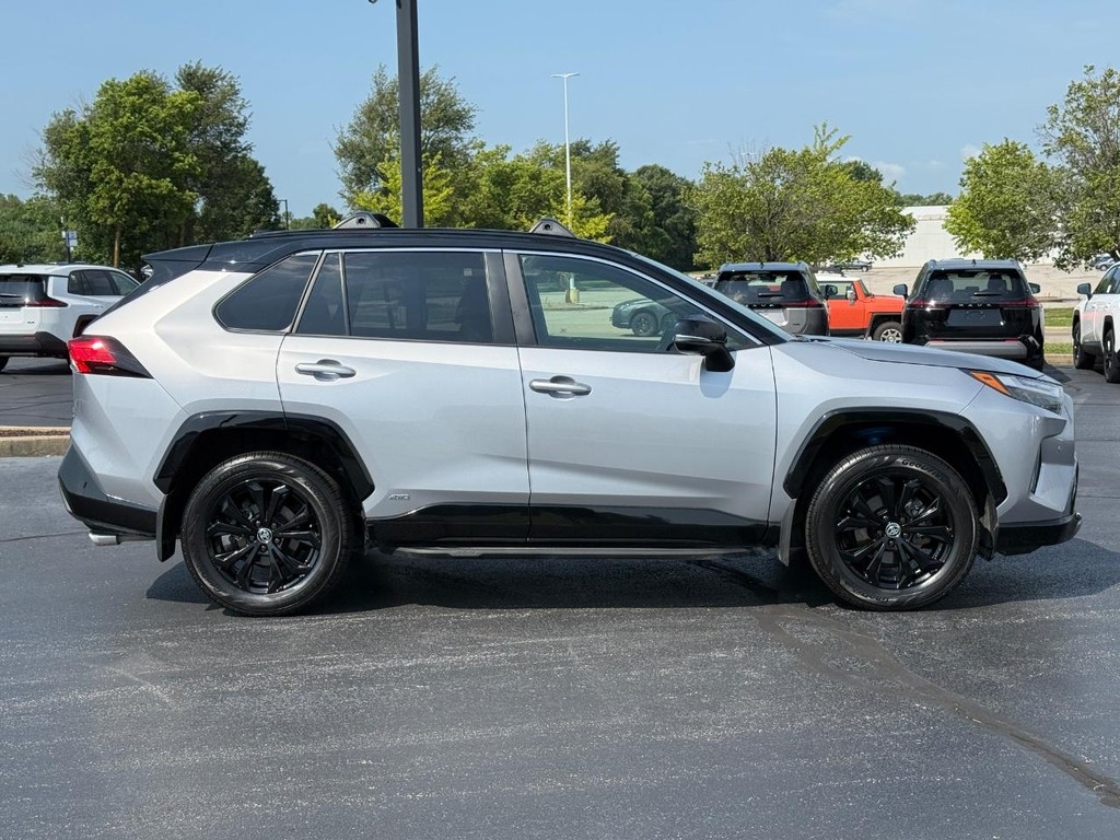 Toyota RAV4 Vehicle Full-screen Gallery Image 02