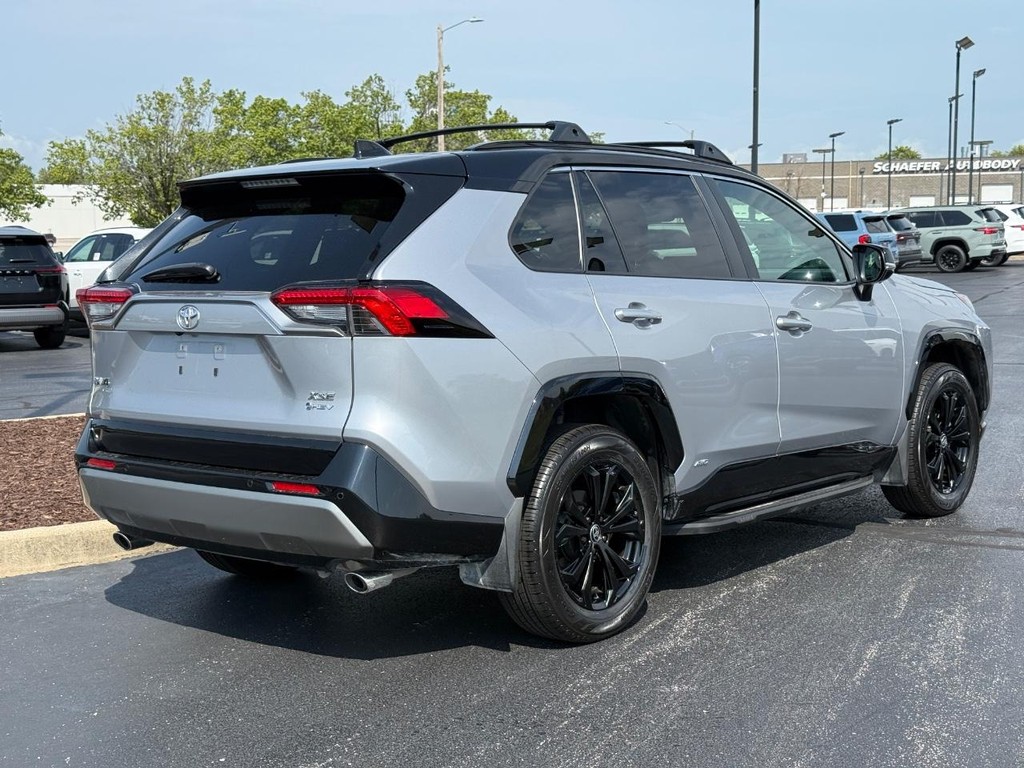 Toyota RAV4 Vehicle Full-screen Gallery Image 04