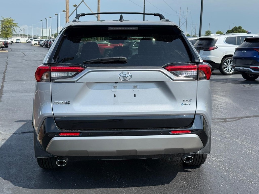 Toyota RAV4 Vehicle Full-screen Gallery Image 05