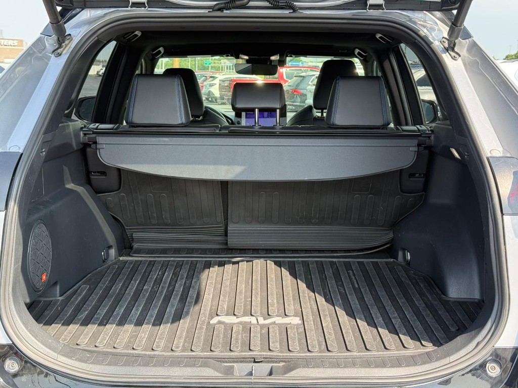 Toyota RAV4 Vehicle Full-screen Gallery Image 07