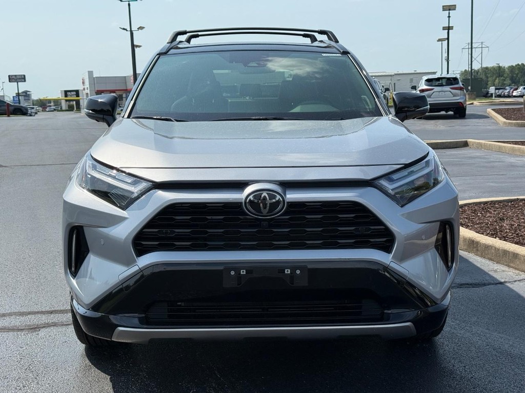 Toyota RAV4 Vehicle Full-screen Gallery Image 10