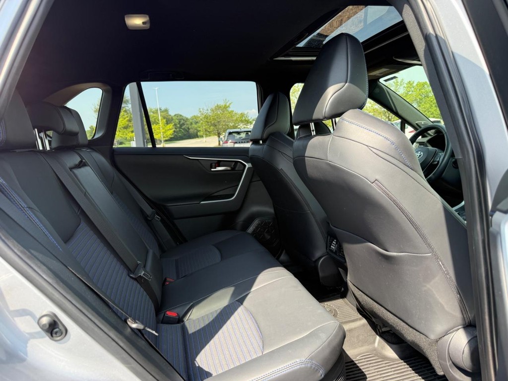 Toyota RAV4 Vehicle Full-screen Gallery Image 11