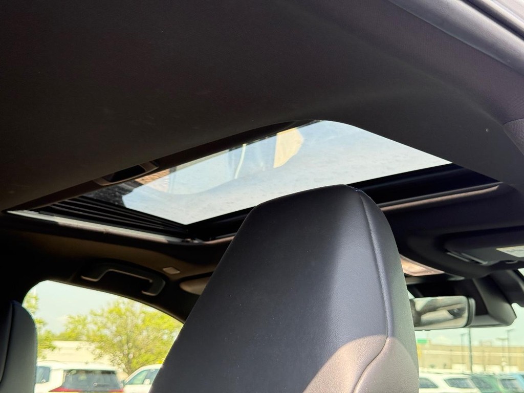 Toyota RAV4 Vehicle Full-screen Gallery Image 12