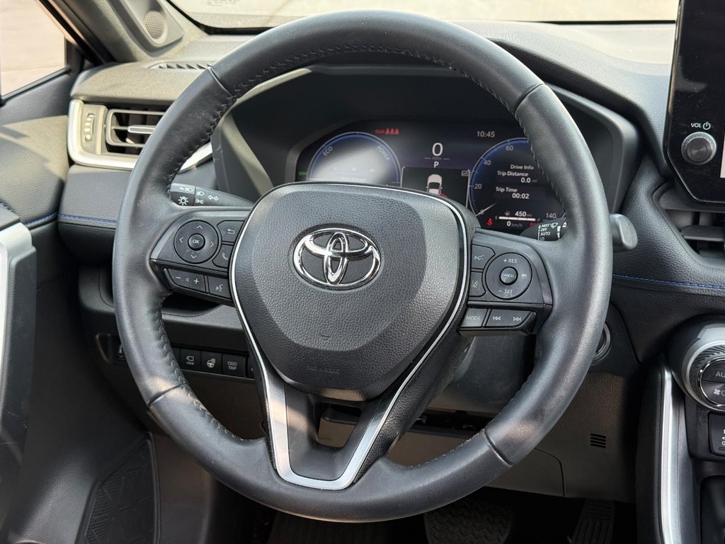 Toyota RAV4 Vehicle Full-screen Gallery Image 13