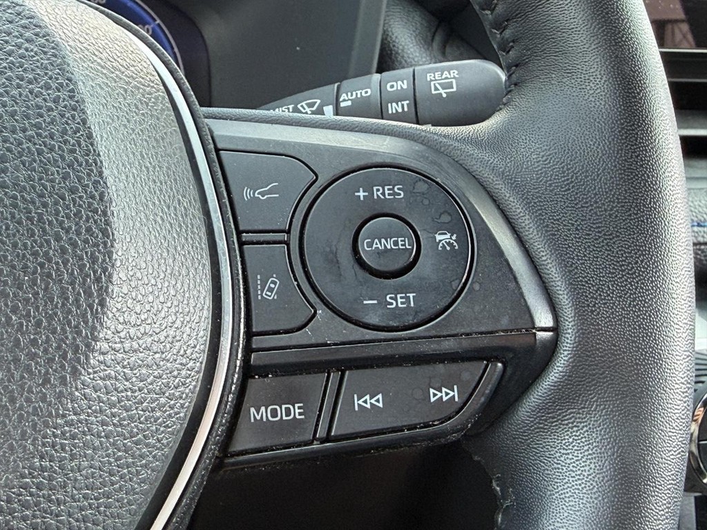Toyota RAV4 Vehicle Full-screen Gallery Image 15