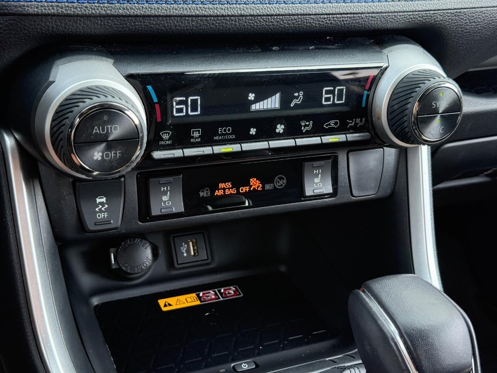 Toyota RAV4 Vehicle Full-screen Gallery Image 19
