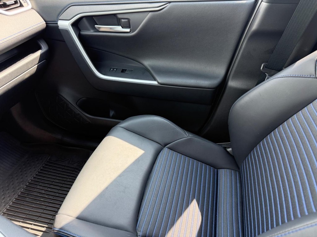 Toyota RAV4 Vehicle Full-screen Gallery Image 21