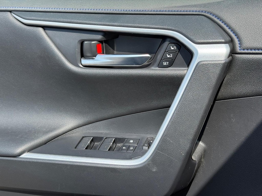 Toyota RAV4 Vehicle Full-screen Gallery Image 24