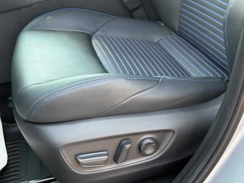 Toyota RAV4 Vehicle Full-screen Gallery Image 25