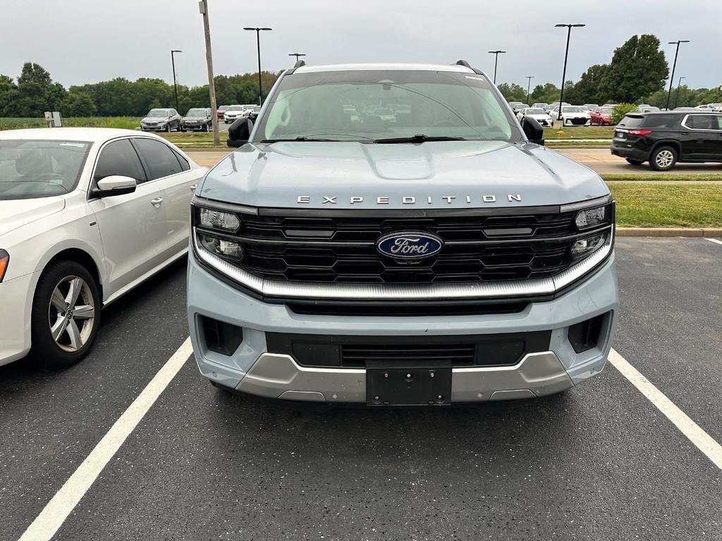 Ford Expedition Max Vehicle Full-screen Gallery Image 02