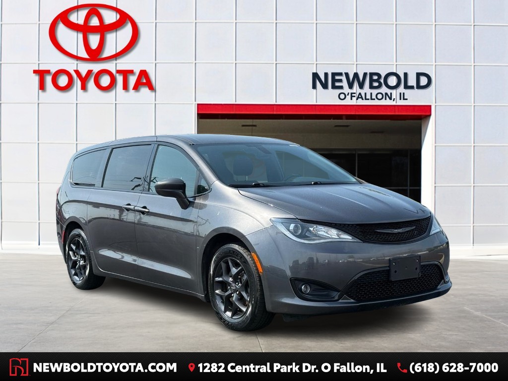 Chrysler Pacifica Vehicle Full-screen Gallery Image 01