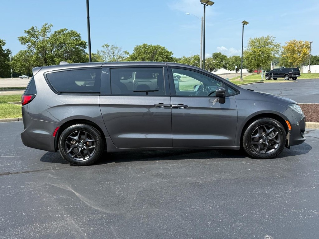Chrysler Pacifica Vehicle Full-screen Gallery Image 02