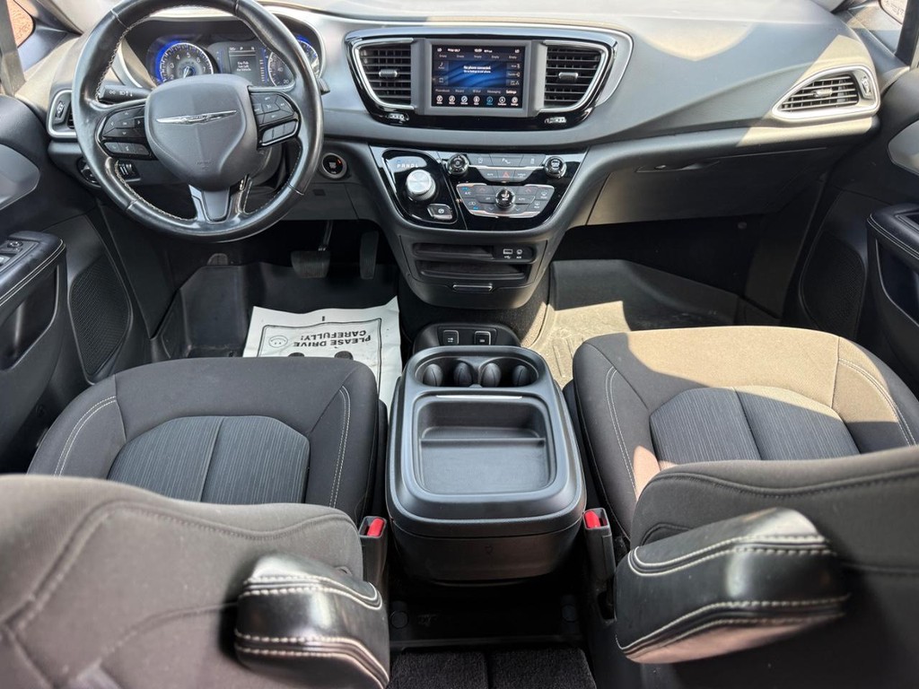 Chrysler Pacifica Vehicle Full-screen Gallery Image 03