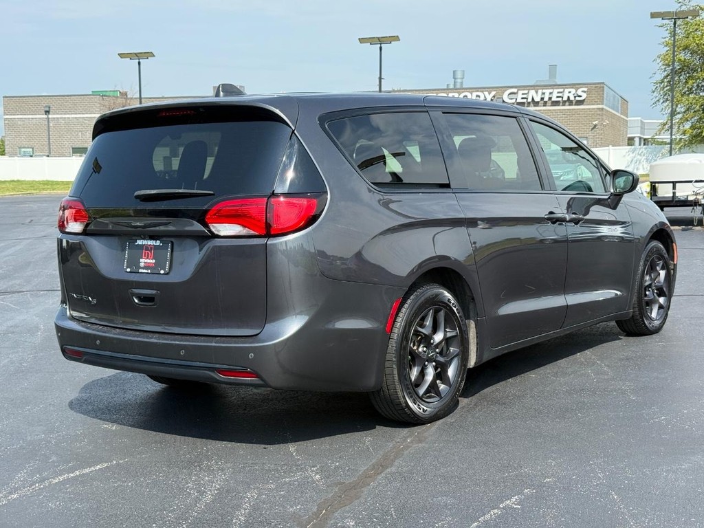 Chrysler Pacifica Vehicle Full-screen Gallery Image 04