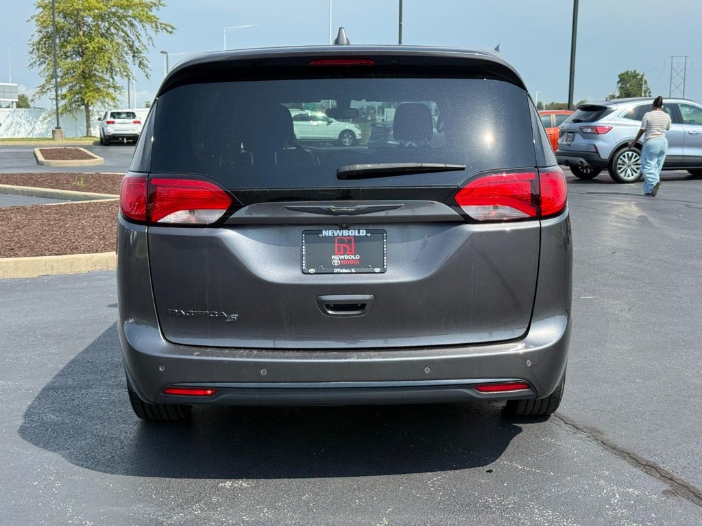 Chrysler Pacifica Vehicle Full-screen Gallery Image 05