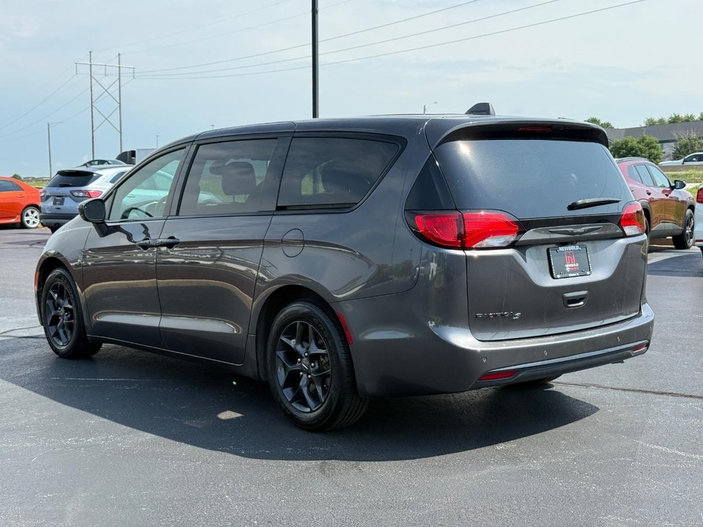 Chrysler Pacifica Vehicle Full-screen Gallery Image 06