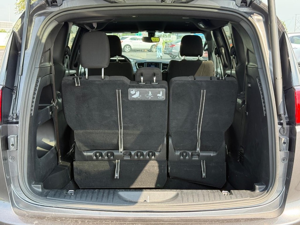 Chrysler Pacifica Vehicle Full-screen Gallery Image 07