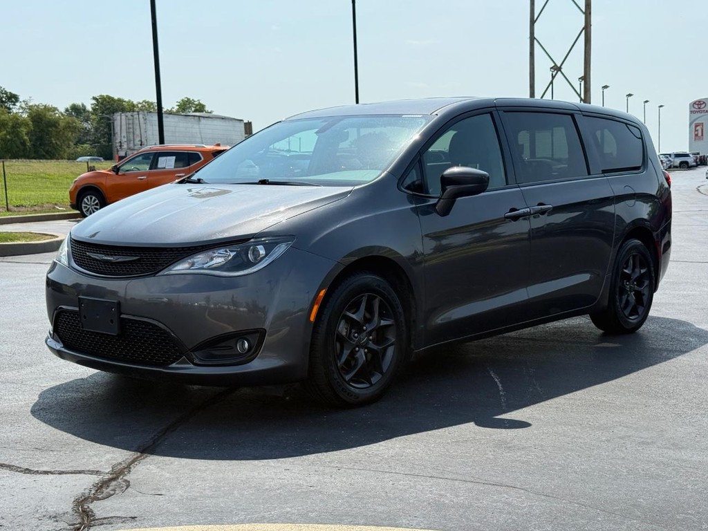 Chrysler Pacifica Vehicle Full-screen Gallery Image 09