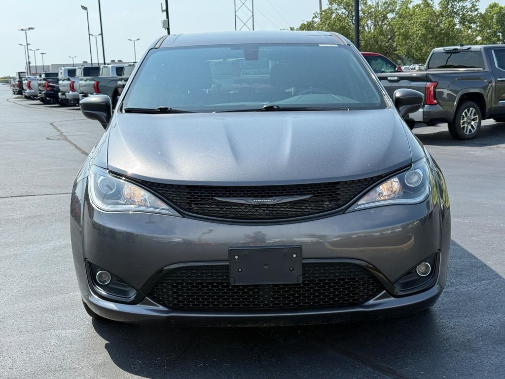 Chrysler Pacifica Vehicle Full-screen Gallery Image 10