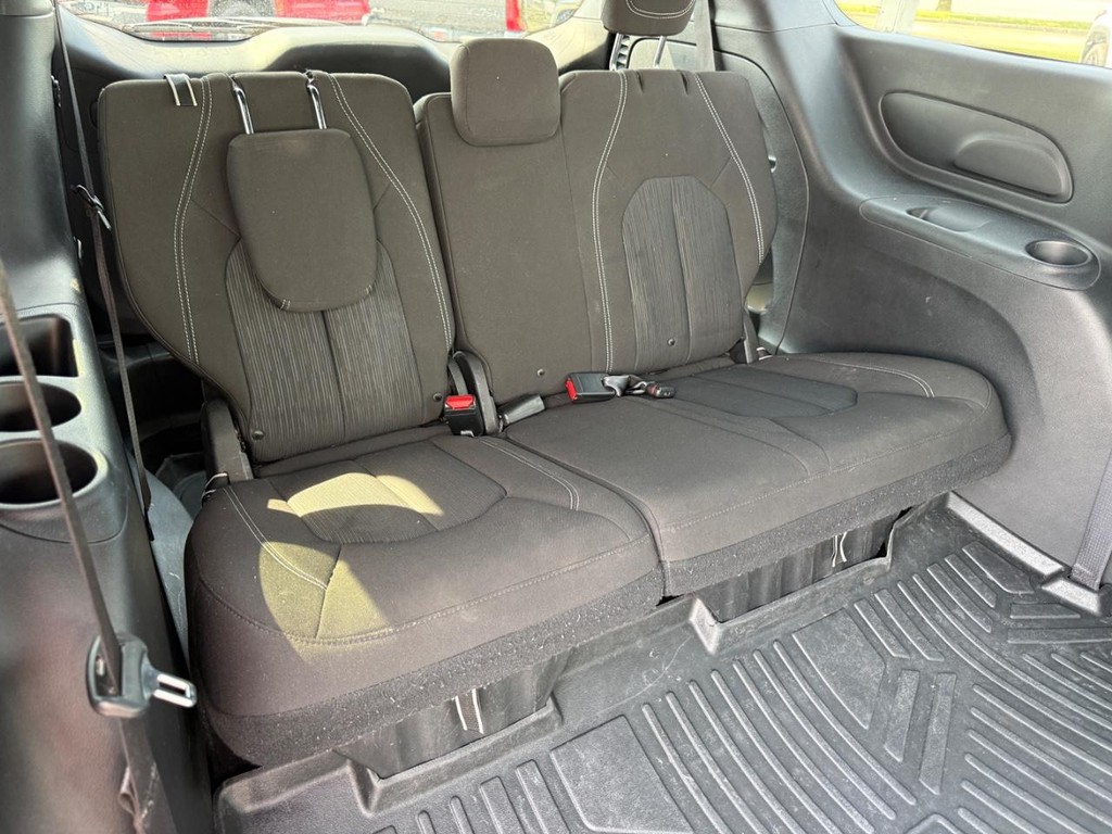 Chrysler Pacifica Vehicle Full-screen Gallery Image 11