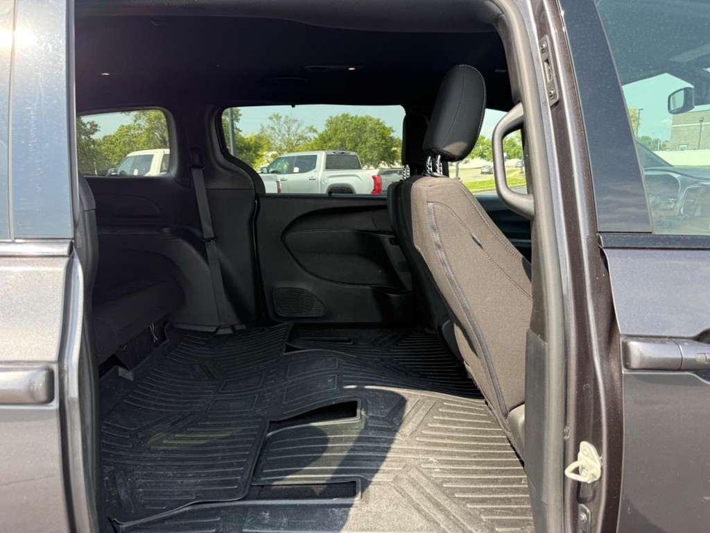 Chrysler Pacifica Vehicle Full-screen Gallery Image 12