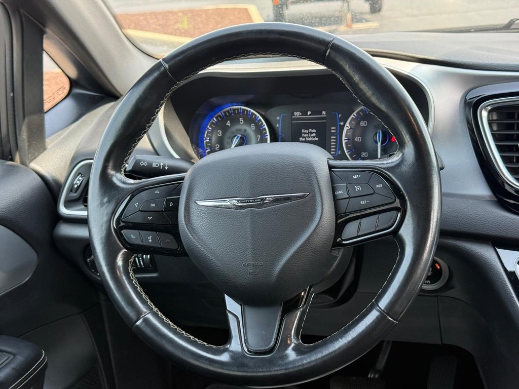 Chrysler Pacifica Vehicle Full-screen Gallery Image 13