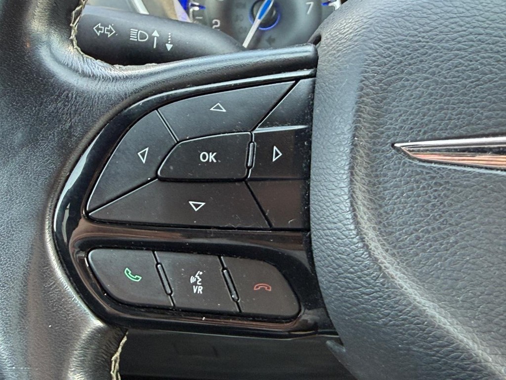 Chrysler Pacifica Vehicle Full-screen Gallery Image 14