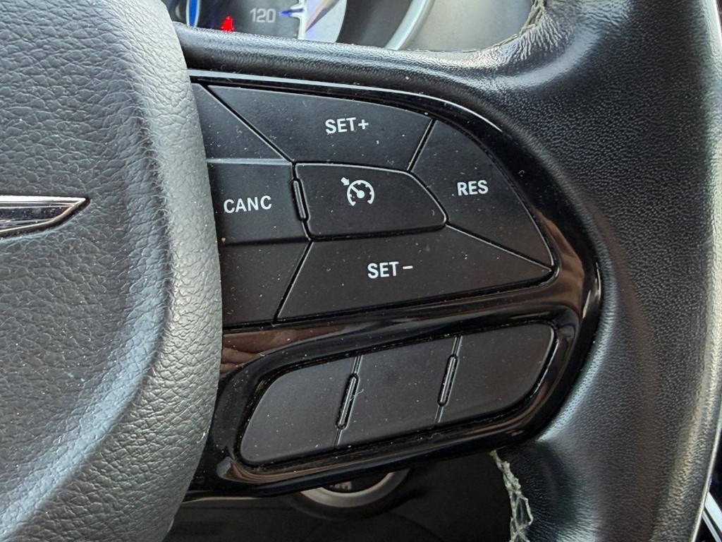 Chrysler Pacifica Vehicle Full-screen Gallery Image 15