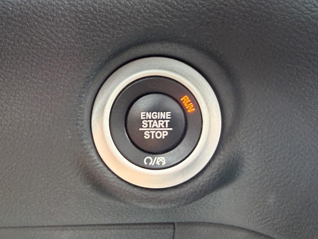 Chrysler Pacifica Vehicle Full-screen Gallery Image 16