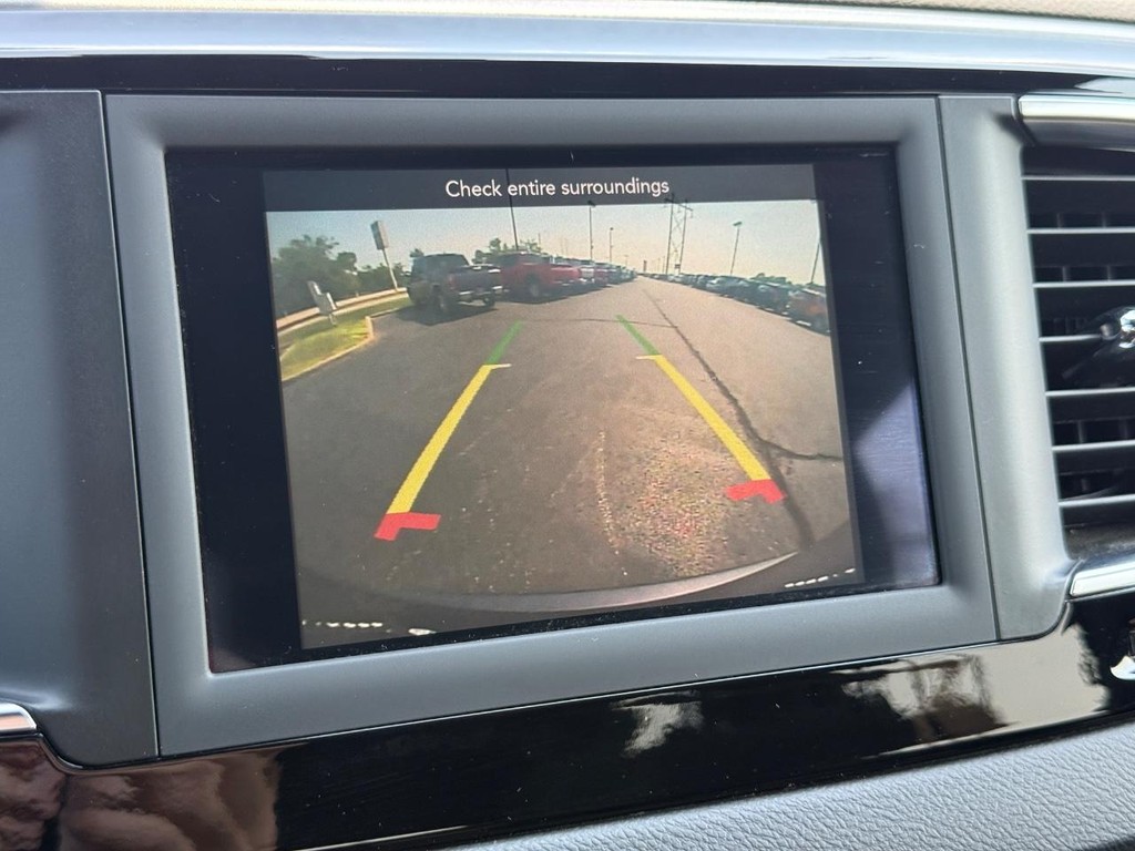 Chrysler Pacifica Vehicle Full-screen Gallery Image 18