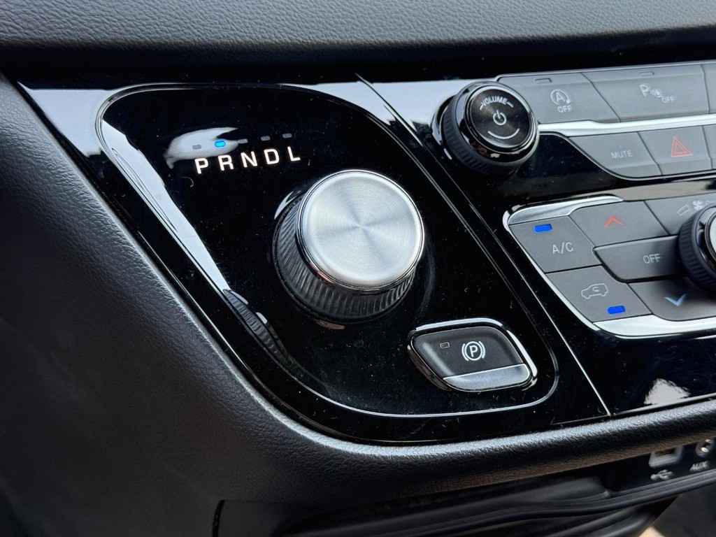 Chrysler Pacifica Vehicle Full-screen Gallery Image 19