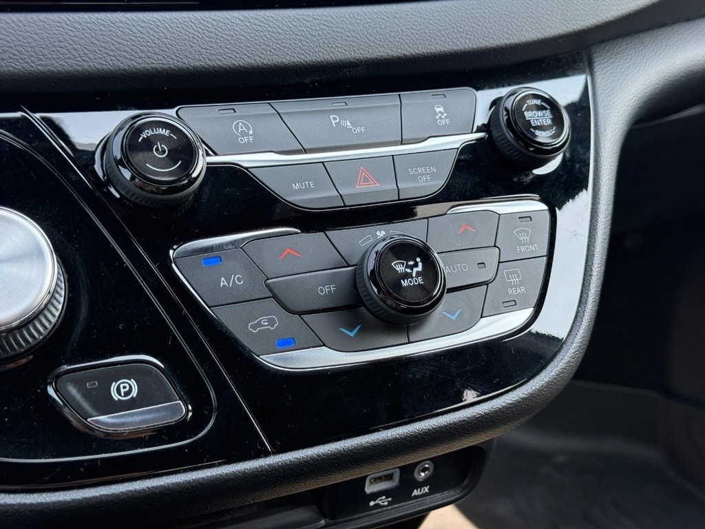 Chrysler Pacifica Vehicle Full-screen Gallery Image 20