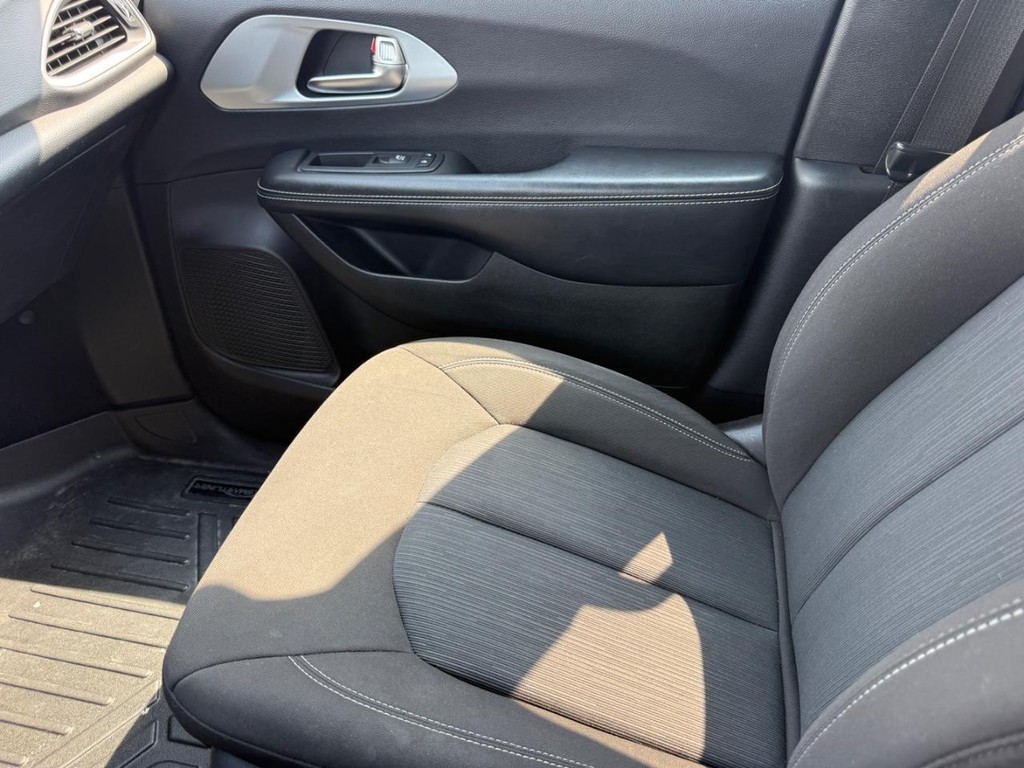 Chrysler Pacifica Vehicle Full-screen Gallery Image 22