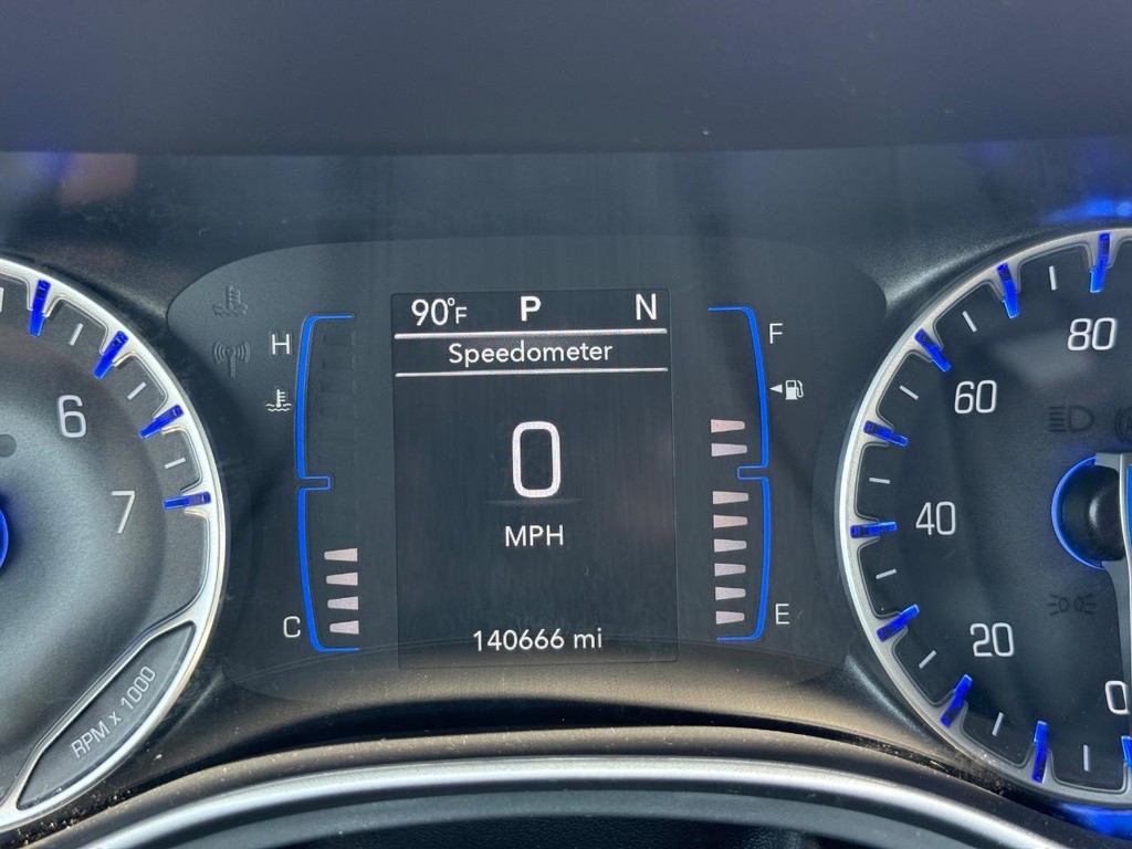 Chrysler Pacifica Vehicle Full-screen Gallery Image 23