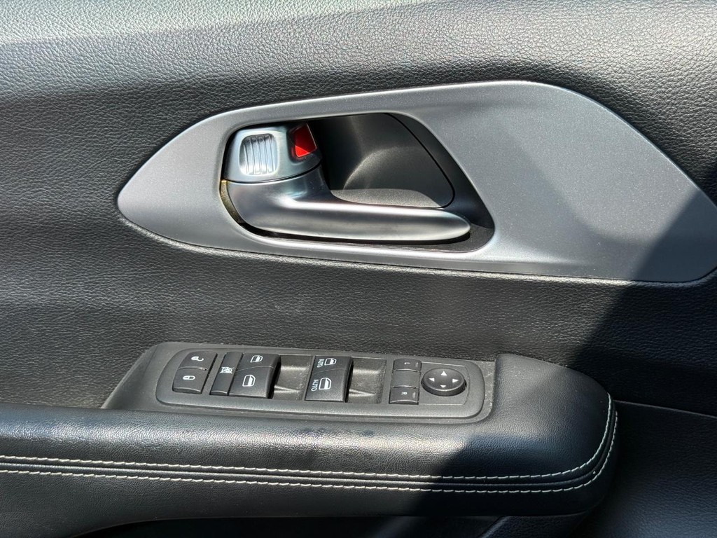 Chrysler Pacifica Vehicle Full-screen Gallery Image 25