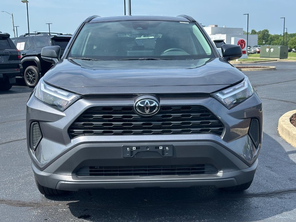 Toyota RAV4 Vehicle Full-screen Gallery Image 10