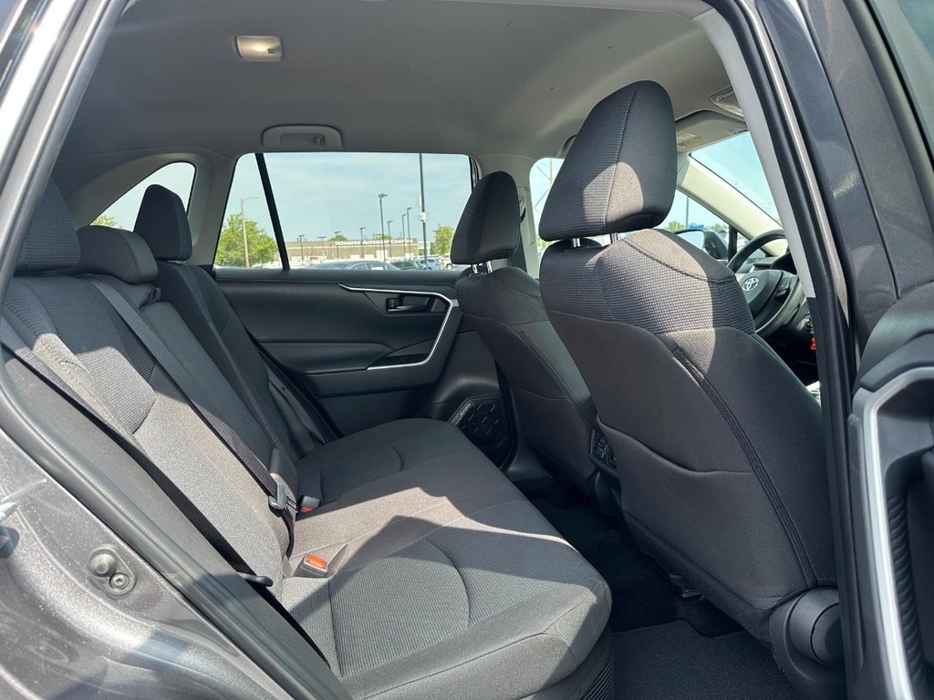 Toyota RAV4 Vehicle Full-screen Gallery Image 11