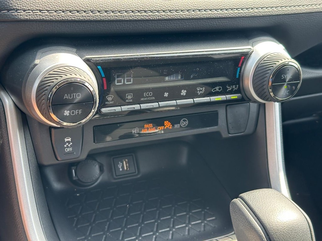 Toyota RAV4 Vehicle Full-screen Gallery Image 17