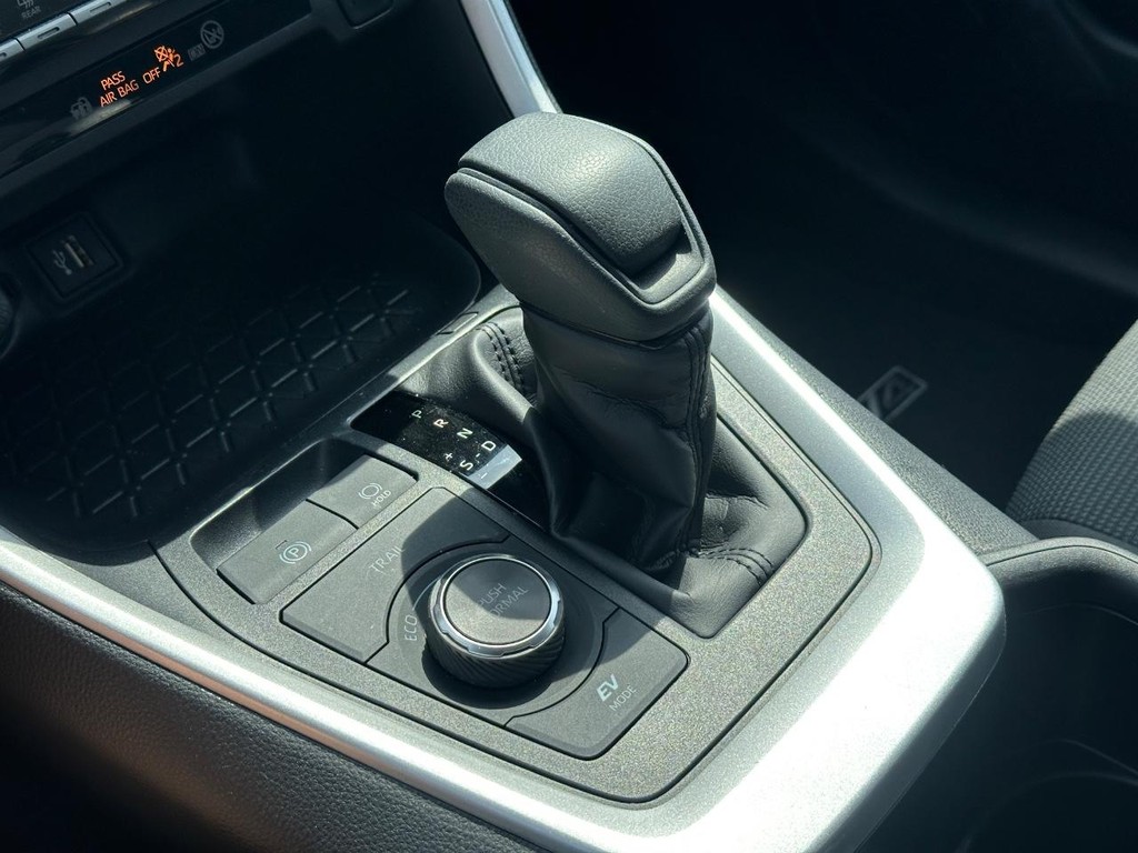 Toyota RAV4 Vehicle Full-screen Gallery Image 18