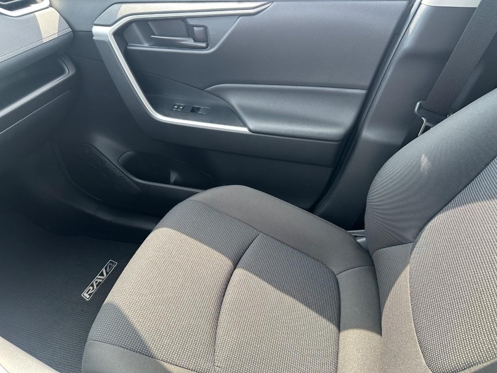 Toyota RAV4 Vehicle Full-screen Gallery Image 19