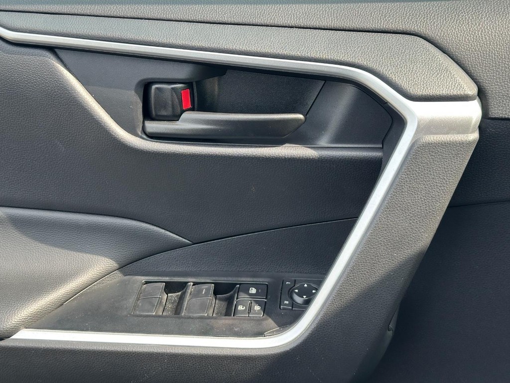 Toyota RAV4 Vehicle Full-screen Gallery Image 22