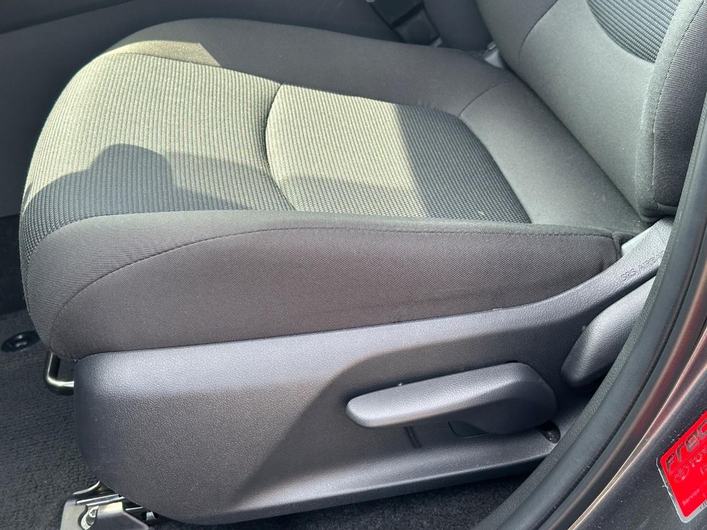 Toyota RAV4 Vehicle Full-screen Gallery Image 23