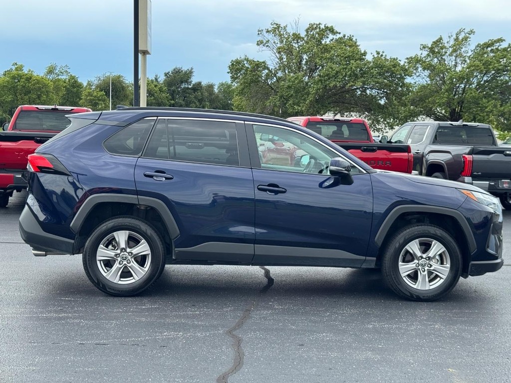 Toyota RAV4 Vehicle Full-screen Gallery Image 02