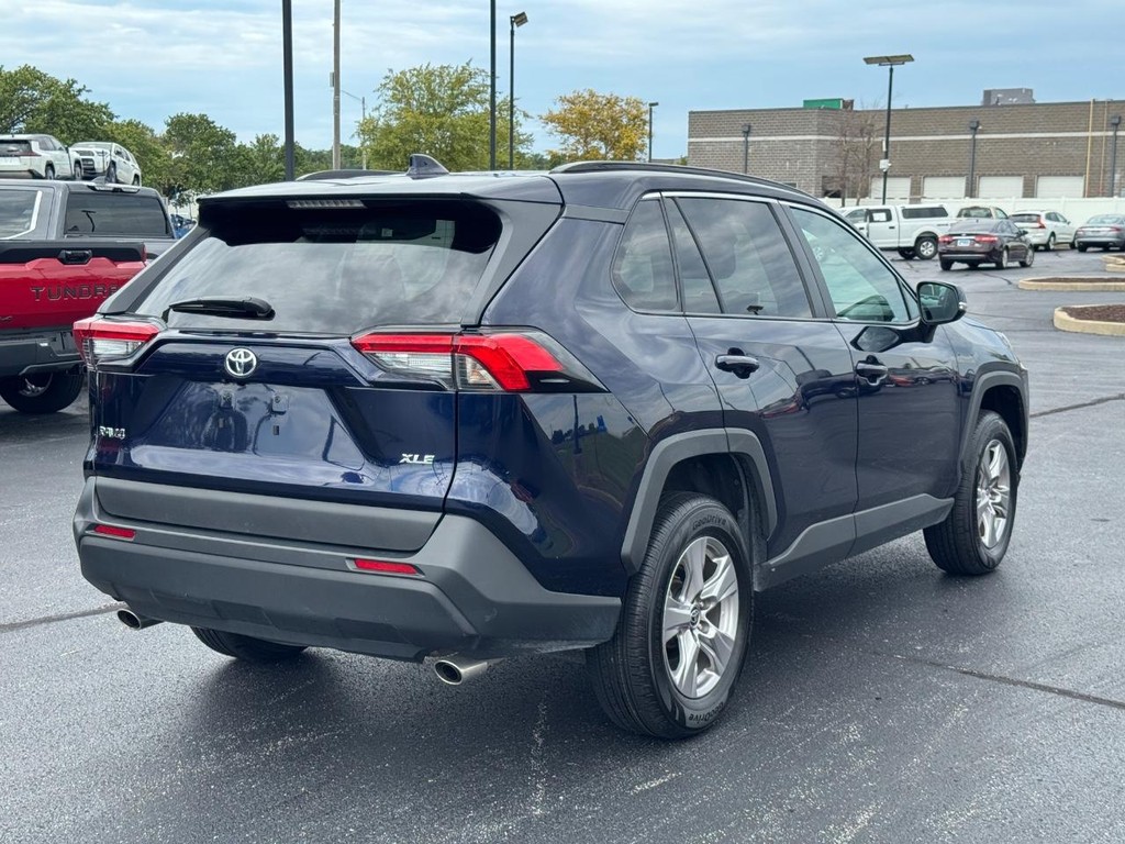 Toyota RAV4 Vehicle Full-screen Gallery Image 04