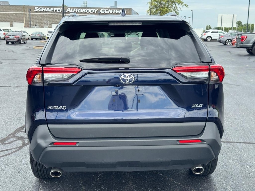 Toyota RAV4 Vehicle Full-screen Gallery Image 05