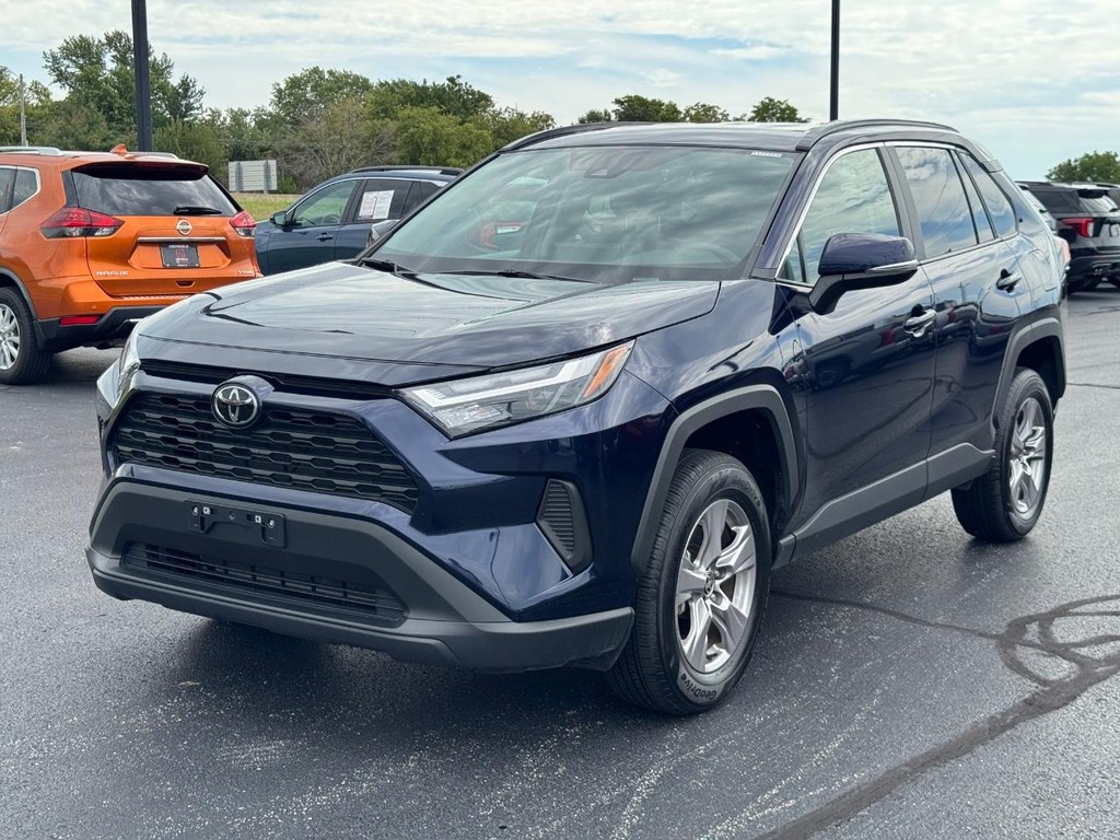 Toyota RAV4 Vehicle Full-screen Gallery Image 09