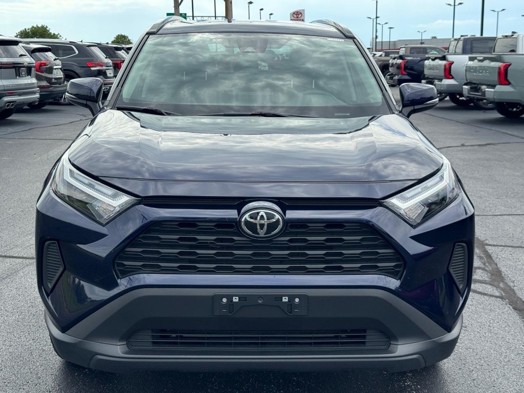 Toyota RAV4 Vehicle Full-screen Gallery Image 10