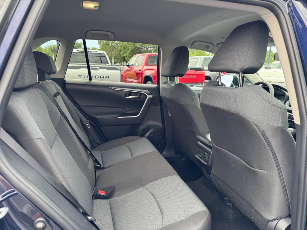 Toyota RAV4 Vehicle Full-screen Gallery Image 11